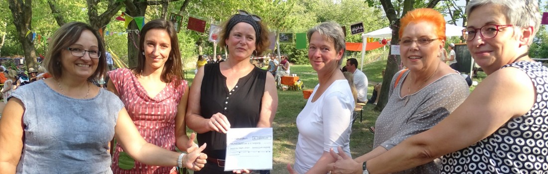 Gruppenbild mit Spendencheck von Verein fuer Freunde von Zonta International .JPG c Sabine Finger scaled 1100x350 2 - Mütterzentrum e.V. Leipzig