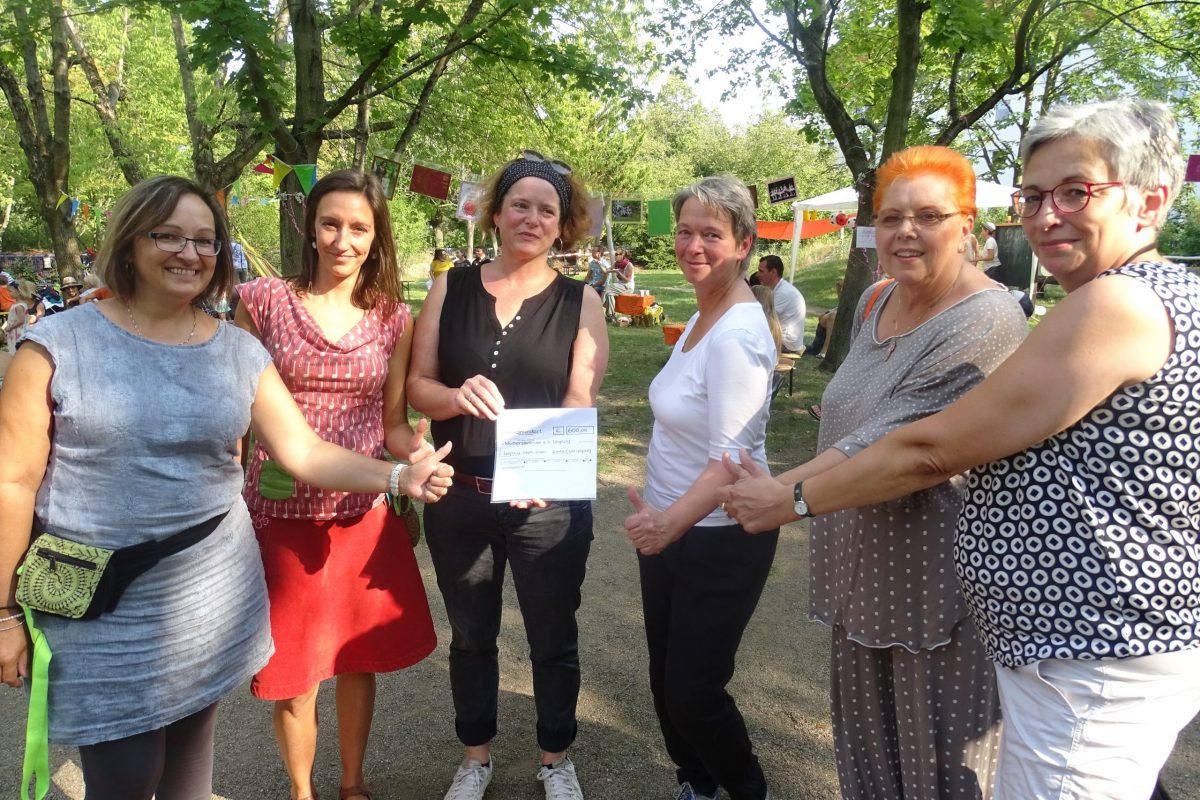 Gruppenbild mit Spendencheck von Verein fuer Freunde von Zonta International .JPG c Sabine Finger scaled - Mütterzentrum e.V. Leipzig