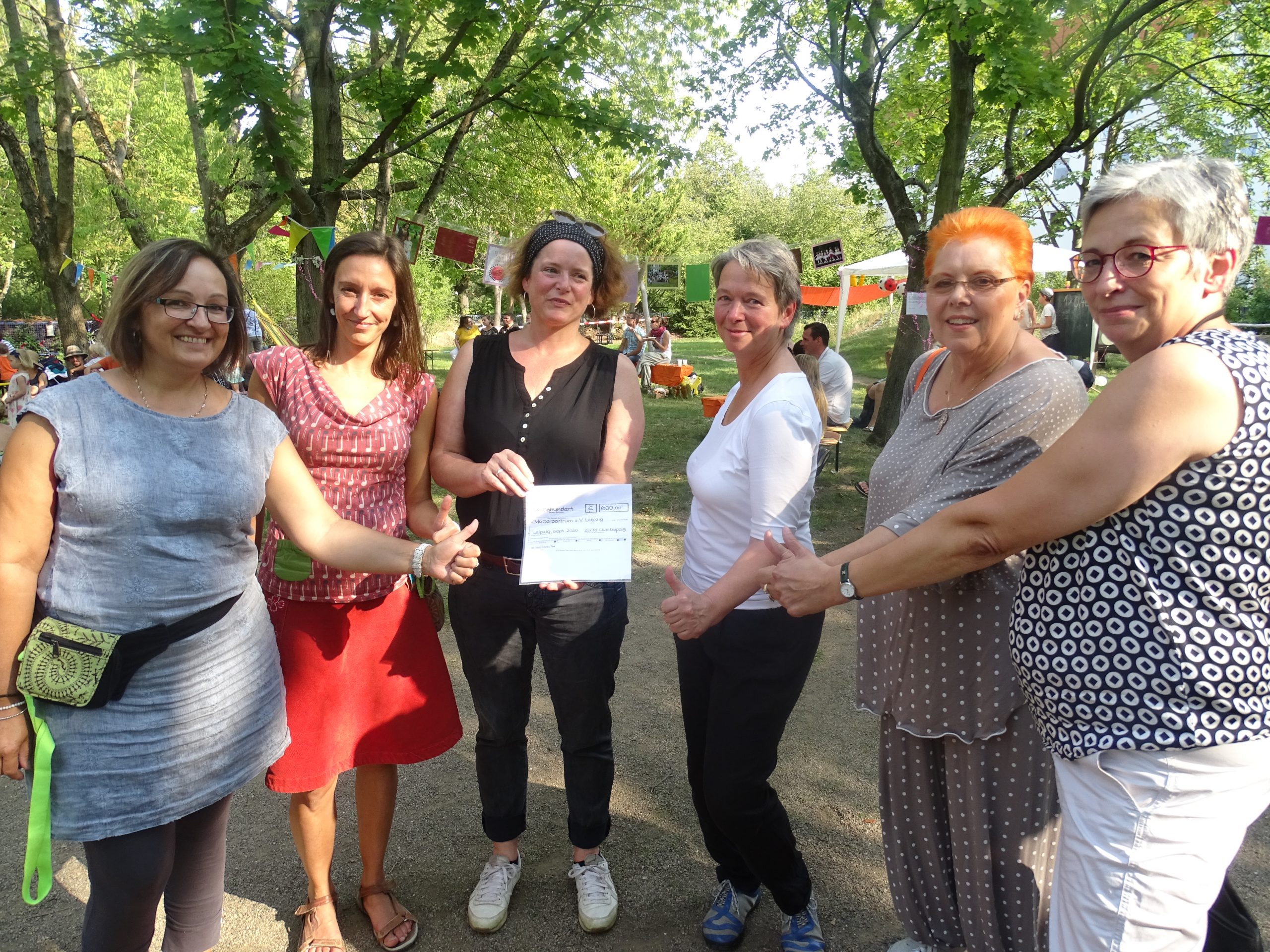 Gruppenbild mit Spendencheck von Verein fuer Freunde von Zonta International .JPG c Sabine Finger scaled - Mütterzentrum e.V. Leipzig