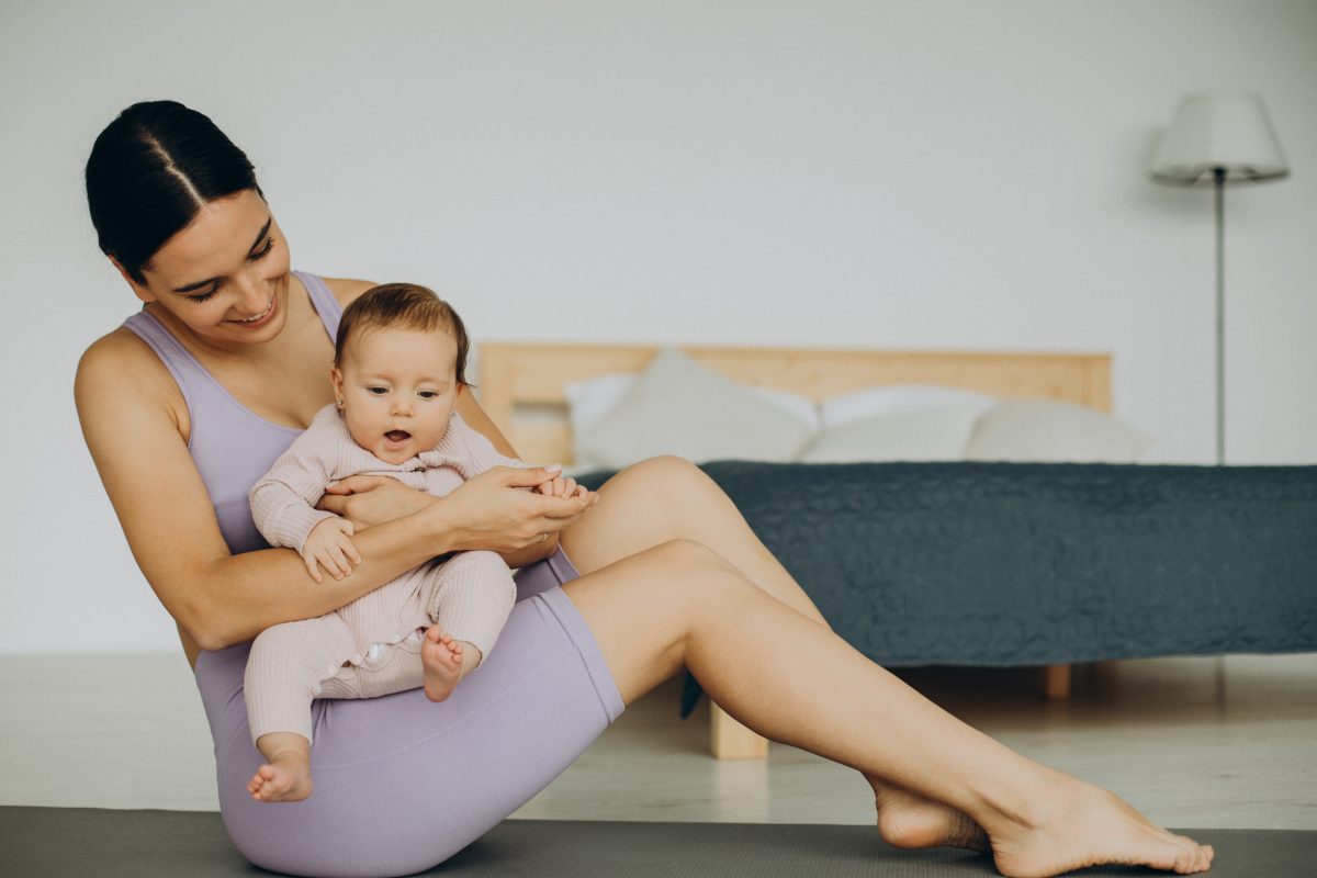 mother with her baby daughter practice yoga home - Mütterzentrum e.V. Leipzig
